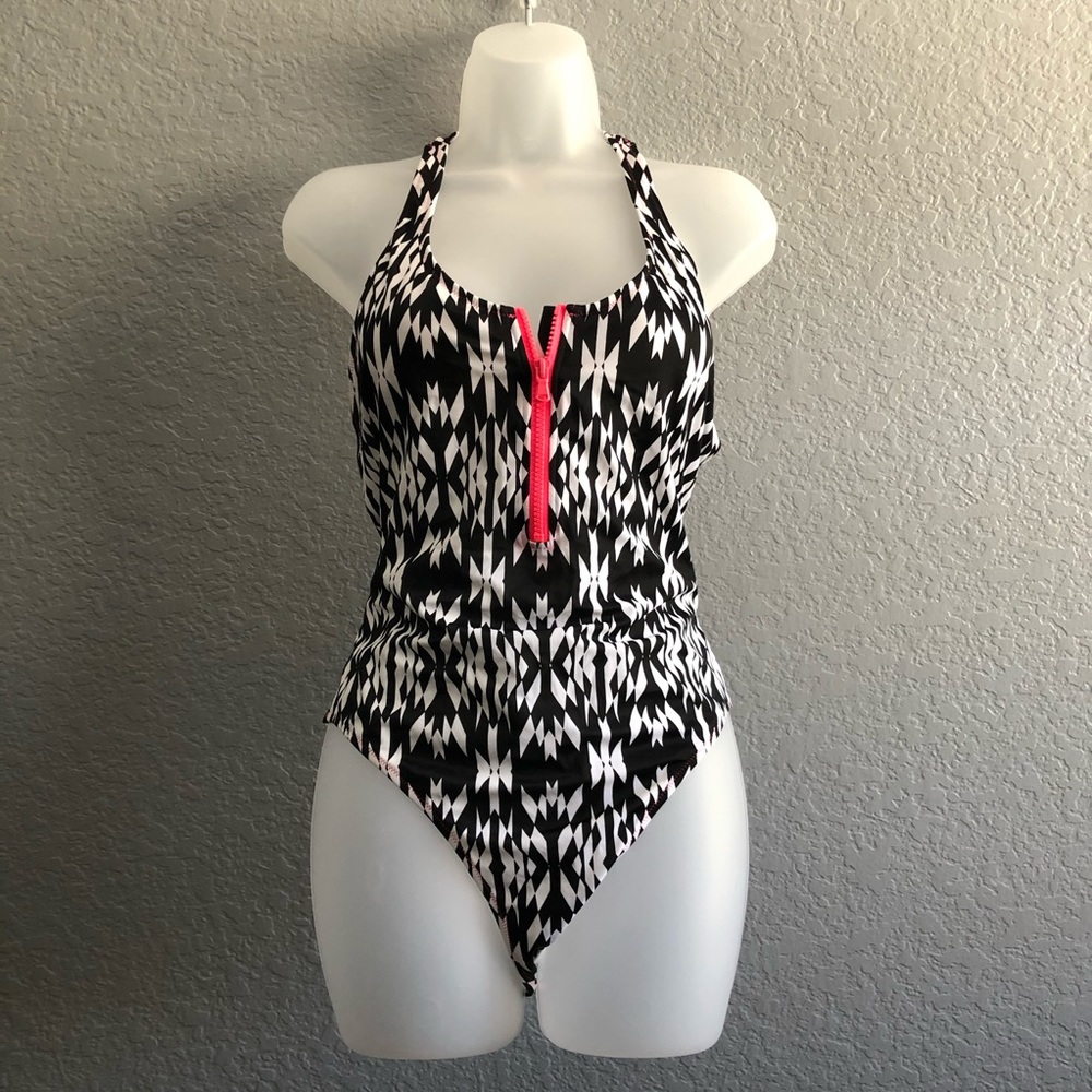 One Piece VS Swimsuit